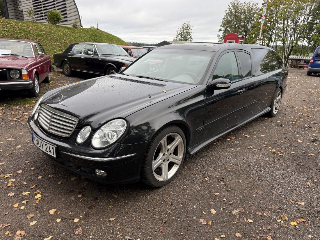 Mercedes Benz E W211 (hearse)